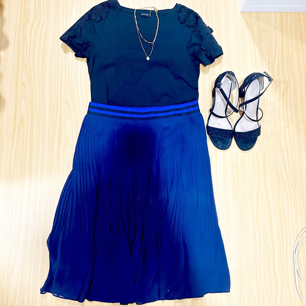 a new day navy blue A-Line skirt in size medium. New with tags.